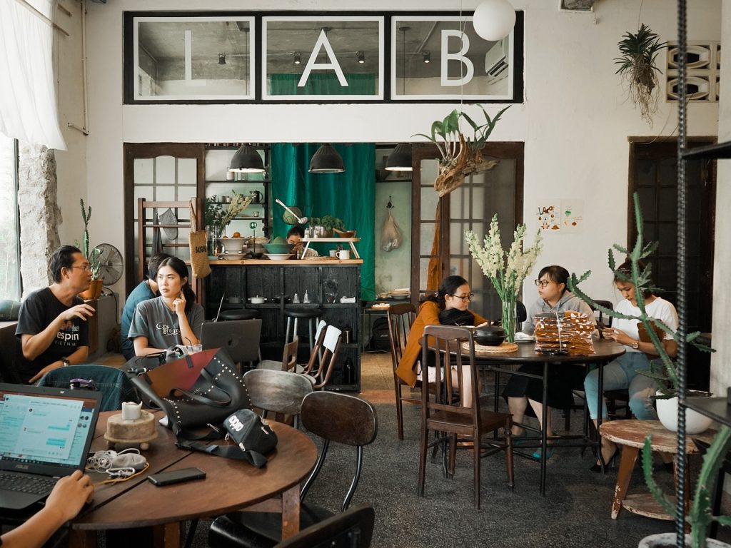 découvrez l'importance des réunions en personne pour renforcer les liens professionnels, favoriser la collaboration et améliorer la communication au sein de votre équipe. apprenez les meilleures pratiques pour organiser des rencontres efficaces et productives.