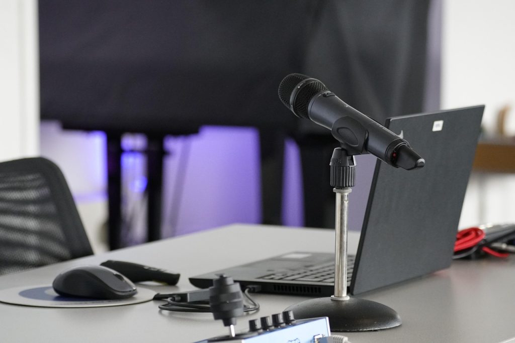 découvrez notre sélection de podcasts captivants qui vous accompagnent dans votre quotidien. des sujets variés allant de la culture à la science, plongez dans des histoires fascinantes et des discussions enrichissantes.